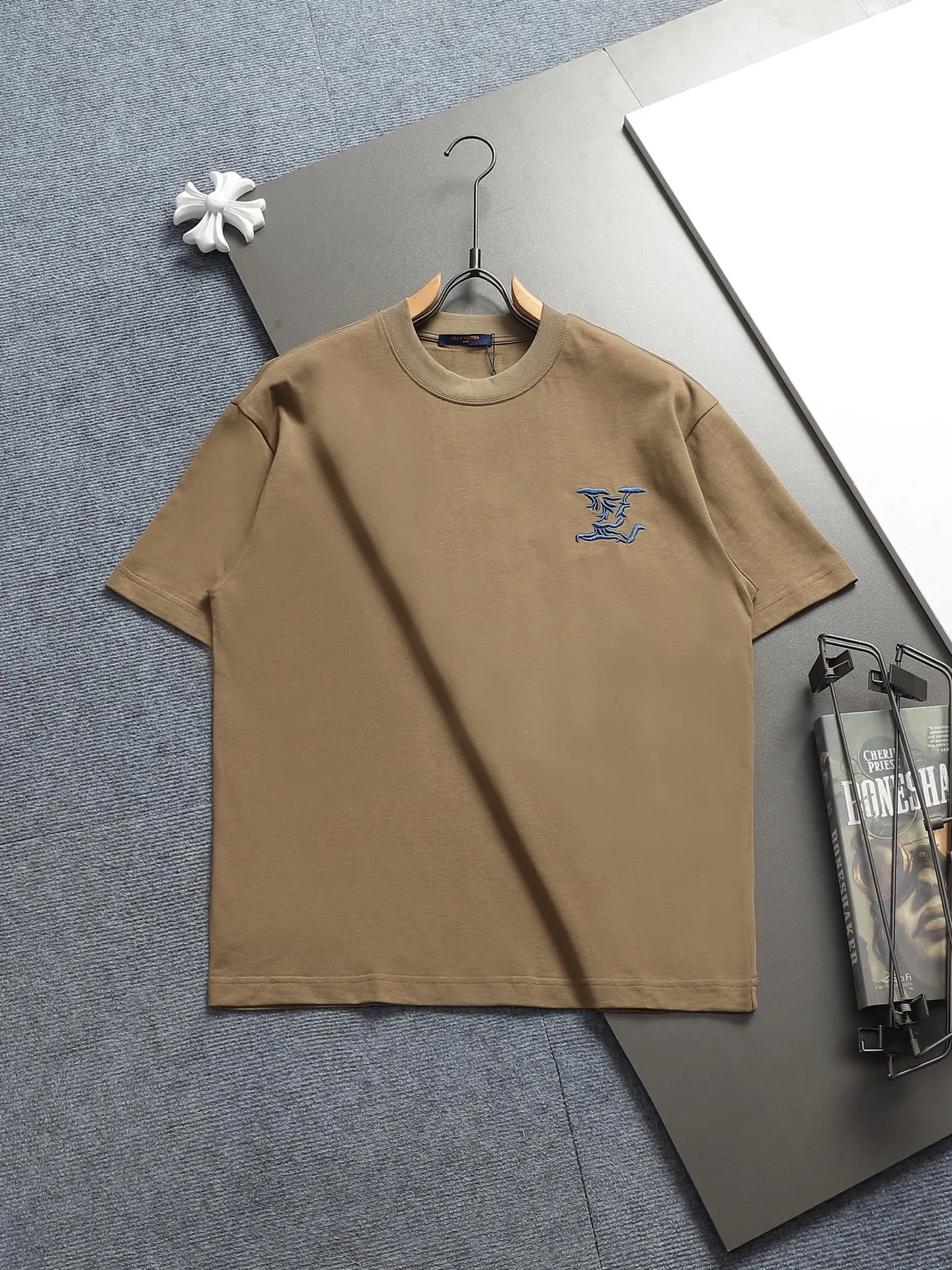 🅿️220 Louis Vuitton/Louis Vuitton High-end craftsmanship 1,000-needle embroidery. The large logo is exquisitely upgraded, inspired by the retro embroidery of the 1980s. Original fabric. Official same style. Short-sleeved T-shirt. Same vat dyed fabric. Very comfortable to the touch. The latest brick cabinet synchronization for spring and summer. Fashionable and personalized. Super versatile and good-looking. Very suitable for both men and women. A must-have for everyone. Hang tag. Collar label. Washed wheat. Complete with three labels. Color: black, white, khaki. Size: S M L XL |